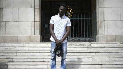 Mamoudou Gassama devant la mairie de Montreuil, le 28 mai 2018. (LIONEL BONAVENTURE / AFP)