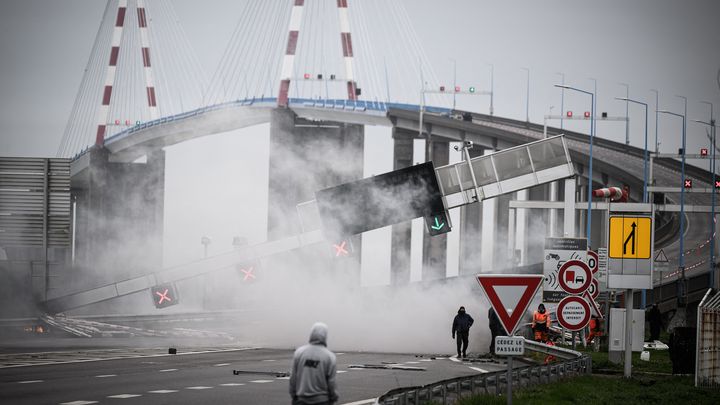 Des manifestants à l'entrée du pont de Saint-Nazaire, le 22 mars 2023. (LOIC VENANCE / AFP)