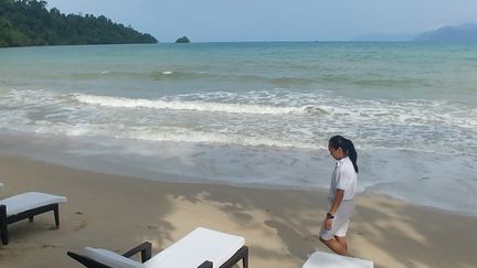 La mer d'Andaman, et en face la Thaïlande, vue depuis la plage de l'hôtel Datai de Langkawi (EMMANUEL LANGLOIS / FRANCEINFO)