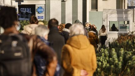 Une file d'attente devant un centre de test de dépistage du Covid-19 à Strasbourg (Bas-Rhin), le 11 janvier 2022. (JEAN-FRANCOIS BADIAS / AP / SIPA)