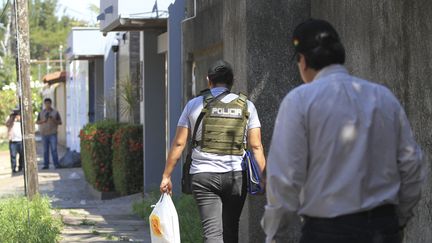 Des policiers effectuent des perquisitions dans le cadre des recherches pour capturer un trafiquant de drogue présumé, Santa Cruz, en Bolivie, le 30 juillet 2023. (RICARDO MONTERO / AFP)