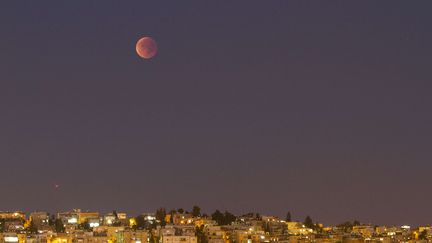 Le jour &eacute;tait quasiment lev&eacute; &agrave; J&eacute;rusalem (Isra&euml;l), lorsque la super Lune de Sang a fait son apparition, donnant un aspect peu commun au ciel de la "ville &eacute;ternelle". (SIPANY / SIPA  )