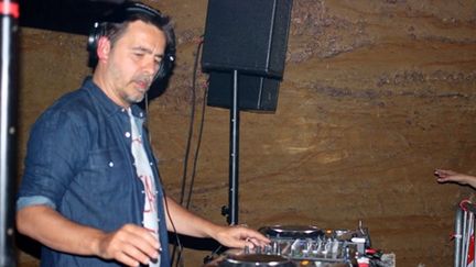 Et puis quoi ? Laurent Garnier terminer un festival à minuit pour aller se coucher ? Impossible ! A 1h, l'organisateur réenfile son costume d'artiste et s'empare des platines avec une fougue décuplée, pour une fête privée réservée aux artistes et aux bénévoles dans les entrailles du château jusqu'au petit matin. Dimanche à midi, après une courte nuit, il fourmillait déjà d'idées pour la seconde édition, déjà confirmée du 6 au 8 juin 2014. Nous on resigne pour l'an prochain. 
 (Fabien Pouillault)