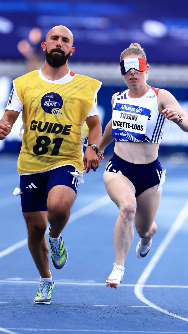 Tiffany Logette-Lods et son guide Erwan Le Rolland lors de la demi-finale du 100 mètres (catégorie T11, déficiente visuelle) des Mondiaux de para athlétisme, le 12 juillet 2023. (FLORENT.PERVILLE)