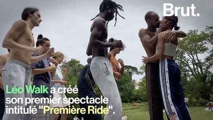 Léo Walk est chorégraphe, danseur, réalisateur et il a tourné avec Christine and the Queens. Cet été, Brut l'avait suivi à Biarritz où il présentait sa pièce "Première Ride" pour la première fois.