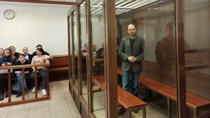 Le chef de l'opposition russe Vladimir Kara-Murza lors de son procès à Moscou le 17 avril 2023. (DOCUMENT / SERVICE DE PRESSE DU TRIBUNAL MUNICIPAL DE MOSCOU / AFP)