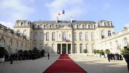 D'anciens agriculteurs ont envoy&eacute; une lettre au chef de l'Etat pour demander la revalorisation de leur pension, accompagn&eacute;e de miettes de pain. (LIONEL BONAVENTURE / AFP)