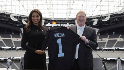 Sandra Douglass Morgan, présidente de la franchise, et Mark Davis, propriétaire des Raiders, le 7 juillet 2022 à Las Vegas. (ETHAN MILLER / GETTY IMAGES NORTH AMERICA)