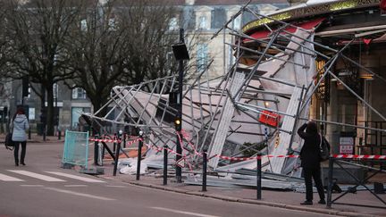 Sous l'effets des violentes bourrasques&nbsp;de vent, un échafaudage&nbsp;s'est effondré place Gambetta à Bordeaux (Gironde), samedi 4 février 2017.&nbsp; (MAXPPP)