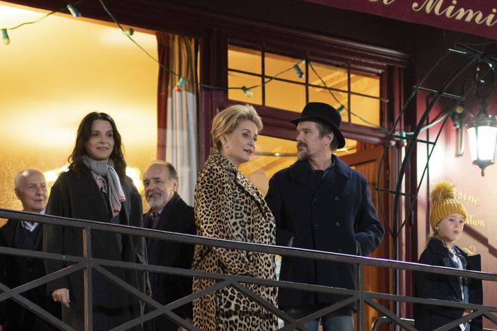 Juliette Binoche, Catherine Deneuve et Ethan Hawke dans "La Vérité de&nbsp;Hirokazu Kore-eda. (Copyright L.Champoussin/3B/Bunbuku/MiMovies/FR3 Cinema)