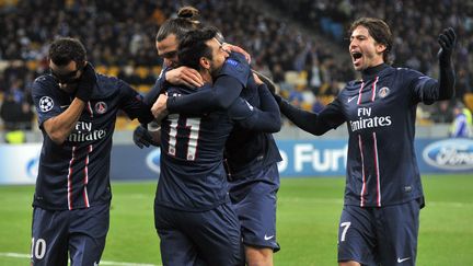 Le buteur parisien, Ezequiel Lavezzi, f&eacute;licit&eacute; par ses &eacute;quipiers apr&egrave;s la victoire du PSG contre le Dynamo Kiev (2-0), le 21 novembre 2012. (GENYA SAVILOV / AFP)