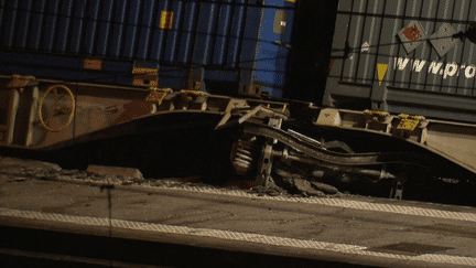 Que s’est-il passé à Carcassonne, dans l'Aude, où un train de marchandises a déraillé et emporté au passage 400 mètres de voie. Heureusement, il n’y a pas eu de blessés, mais la circulation des trains TER et TGV est par conséquent fortement perturbée. (France 2)