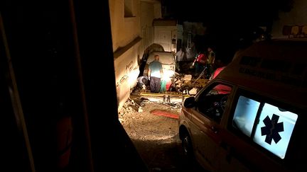 Les secouristes cherchent les survivants dans les décombres à Ischia, au nord de Naples. (GAETANO DI MEGLIO / AFP)