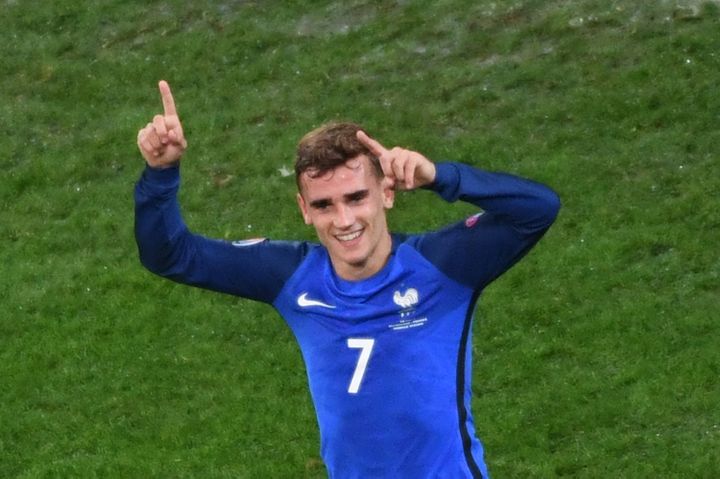 Antoine Griezmann célèbre son doublé en demi-finale de l'Euro face à l'Allemagne, le 7 juillet 2016.&nbsp; (PASCAL GUYOT / AFP)