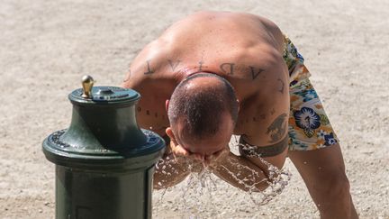 Canicule : à Paris, tous les moyens sont bons pour se rafraîchir