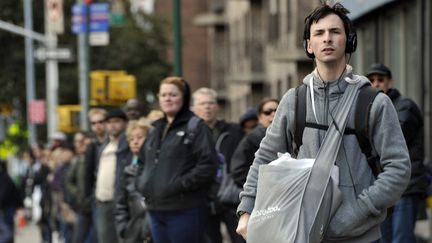 Malgr&eacute; les difficult&eacute;s, les New-Yorkais ont repris tant bien que mal le chemin du travail. (TIMOTHY A. CLARY / AFP)