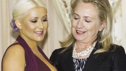 On aurait pu attendre ce regard d&eacute;plac&eacute; de la part de son mari mais c'est bien Hillary Clinton&nbsp;(D) qui reluque le d&eacute;collet&eacute; de Christina Aguilera. Jalouse ou int&eacute;ress&eacute;e la coquine ? (PAUL J. RICHARDS / AFP)