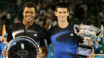 Jo-Wilfried Tsonga et Novak Djokovic, le 27 janvier 2008, après la finale de l'Open d'Australie. (TORSTEN BLACKWOOD / AFP)