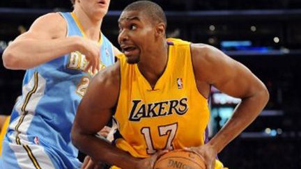 Andrew Bynum dans la raquette