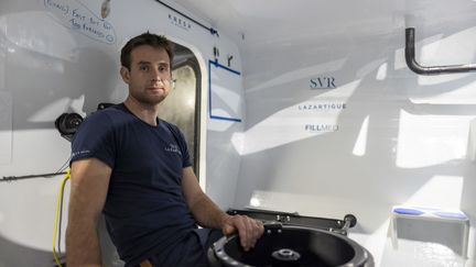 Le skipper Tom Laperche sur le trimaran SVR Lazartigue. (Alexis Courcoux)