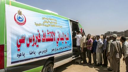 Des Egyptiens attendent devant un centre de prévention ambulant de l'hépatite C à 40 kilomètres à l'est du Caire le 3 août 2017. (KHALED DESOUKI / AFP)