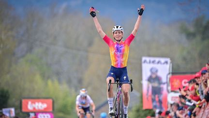 Bras levés, la Néerlandais Demi Vollering (SD Worx) remporte en solitaire la Flèche wallonne, le 19 avril 2023. (DIRK WAEM / AFP)