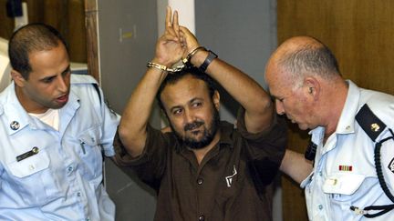 Le leader palestinien Marwan Barghouti lors de sa condamnation au tribunal, à Tel Aviv, le 20 mai 2004.&nbsp; (DAVID SILVERMAN / GETTY IMAGES)