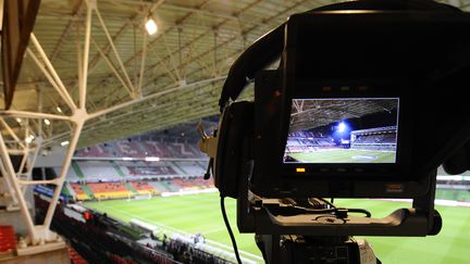 Une caméra dans les gradins d'un stade. Image d'illustration.&nbsp; (JEAN CHRISTOPHE VERHAEGEN / AFP)