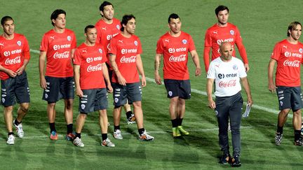 Le sélectionneur argentin du Chili Jorge Sampaoli au milieu de ses troupes