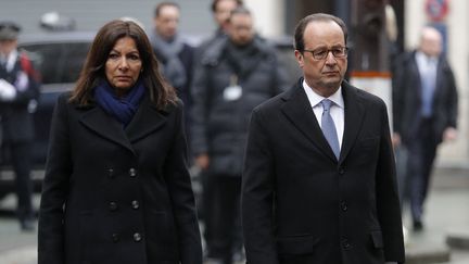 Anne Hidalgo et François Hollande rendent hommage aux victimes des attentats de Paris, dimanche 13 novembre 2016. (PHILIPPE WOJAZER / AFP)