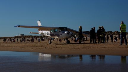 L'avion ayant atterri d'urgence sur la plage de Sao Jao (Portugal), le 2 août 2017. Deux personnes qui se trouvaient sur le bord de mer sont mortes lors de l'atterrissage. (PEDRO NUNES / REUTERS)