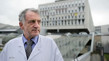 Le professeur&nbsp;René Frydman, en 2011, devant l'hôpital&nbsp;Antoine Béclère, à Clamart (Hauts-de-Seine). (ERIC FEFERBERG / AFP)