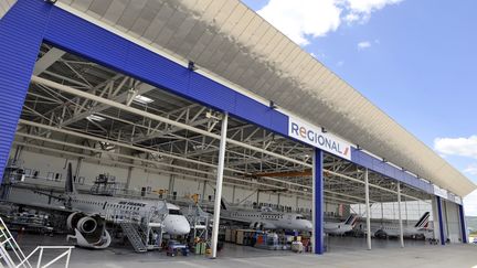 Des avions de la compagnie a&eacute;rienne Regional, filiale d'Air France, &agrave; l'a&eacute;roport de Clermont-Ferrand (Puy-de-D&ocirc;me), le 22 juin 2012. (THIERRY ZOCCOLAN / AFP)