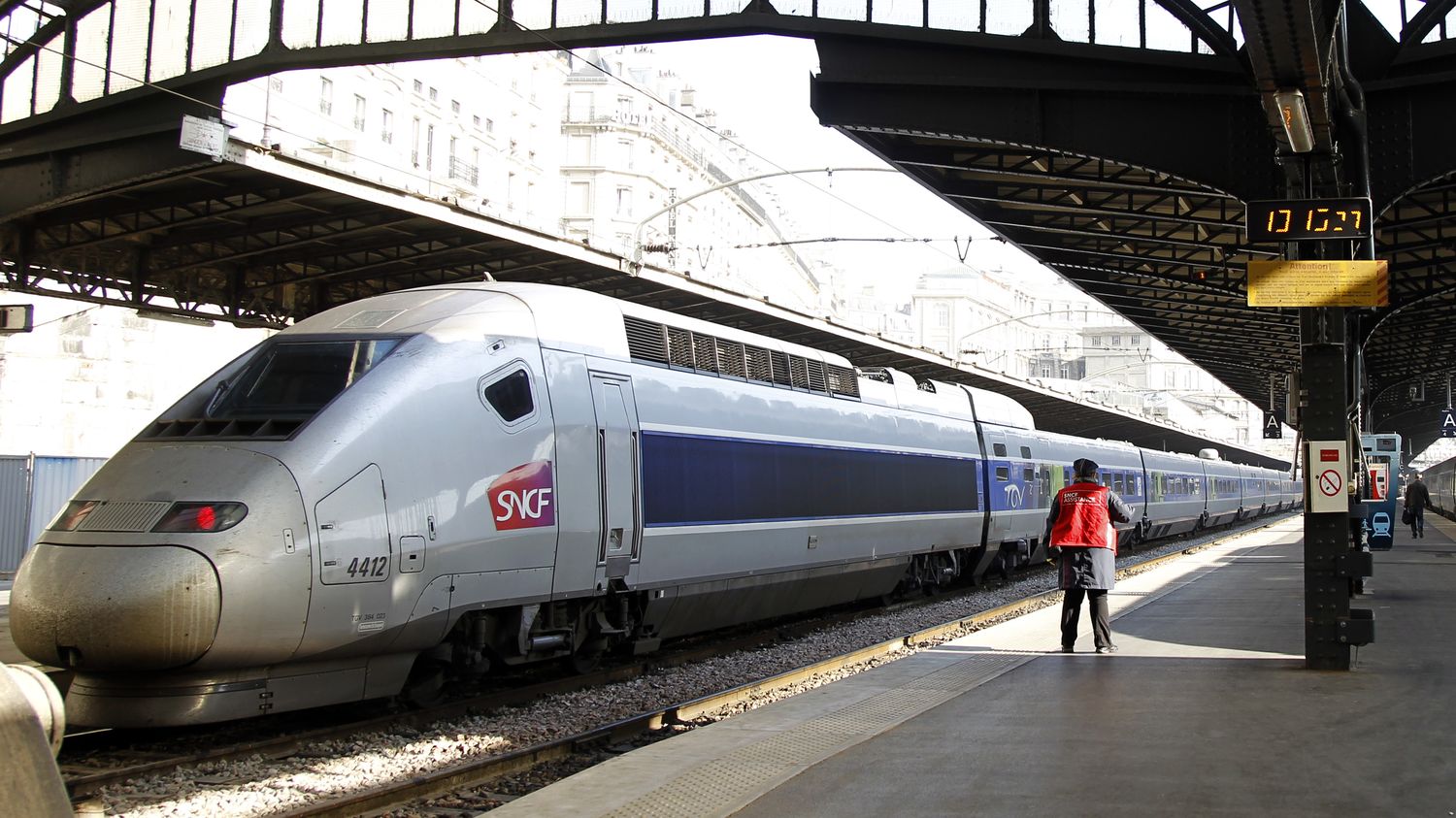 Поезд в барселону. TGV Париж. Скоростной поезд Барселона Париж. Парижский поезд.