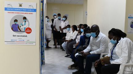 Des soignants reçoivent patientent pour recevoir une injection du vaccin contre le Covid-19 AstraZeneca à Nairobi, au Kenya, le 5 mars 2021. (SIMON MAINA / AFP)