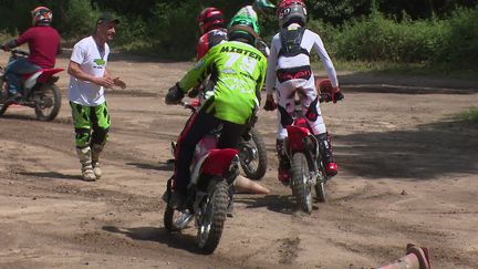 Pour lutter contre les rodéos sauvages, ces figures en moto effectuées en pleine rue qui polluent la vie des habitants, la mairie de Vaulx-en-Velin, dans la région lyonnaise, a lancé des séances de motocross encadrées.