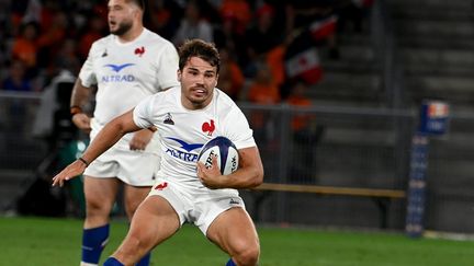 Antoine Dupont lors du match de préparation à la Coupe du monde face à l'Ecosse, le 12 août 2023 à Saint-Etienne. (PHILIPPE VACHER / MAXPPP)