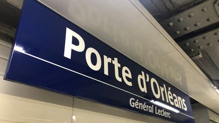 Panneau RATP dans la station "Porte d"Orléans" dans le 14e arrondissement de Paris. (JEAN-CHRISTOPHE BOURDILLAT / RADIO FRANCE)