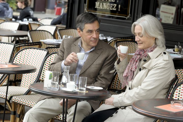 François Fillon et son épouse Penelope Fillon prennent un café en terrasse dans le 7e arrondissement de paris, le 28 avril 2013. (ELODIE GREGOIRE / REA)