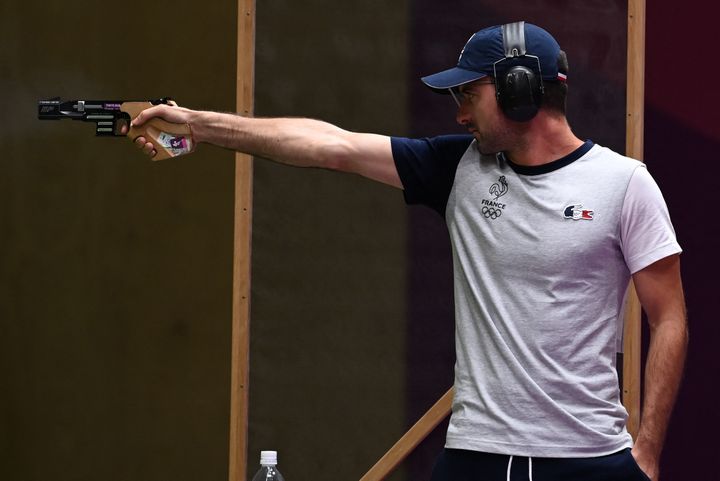 Le tireur français, Clément Bessaguet, lors du concours olympique des qualifications du tir au pistolet à 25 m, lundi 2 août. (TAUSEEF MUSTAFA / AFP)