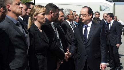 Un homme refuse de serrer la main à François Hollande lors d'une cérémonie d'hommage aux policiers tués à Magnanville, le 17 juin 2016 à Versailles. (DOMINIQUE FAGET / AFP)