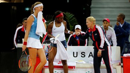 Kristina Mladenovic face à Sloane Stephens lors de son deuxième match en demi-finale de la Fed Cup, dimanche 22 avril à Aix-en-Porvence (Bouches-du-Rhône). (JEAN-PAUL PELISSIER / AFP)