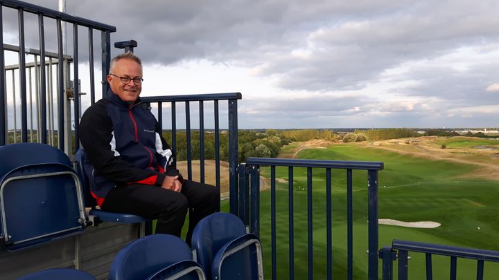 Paul Armitage le directeur du golf national au sommet de la tribune du trou numéro 1 (Fabrice Rigobert Radio France)