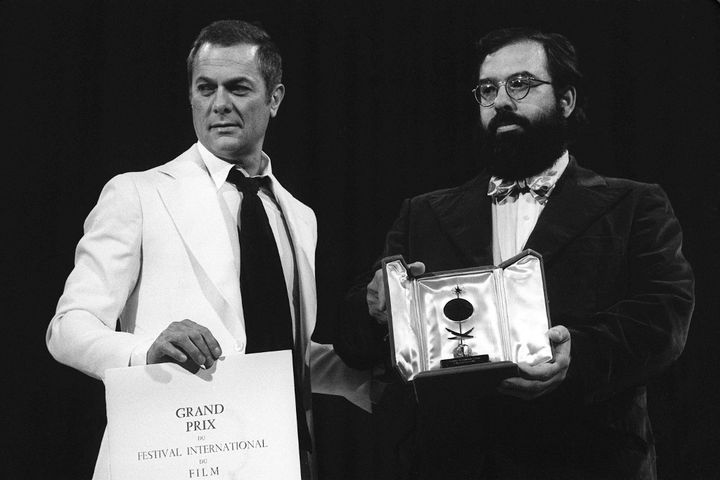 Le réalisateur américain Francis Ford Coppola, à droite, reçoit le Grand prix (prédécesseur de la Palme d'or) pour son film "La Conversation secrète" des mains de l'acteur américain Tony Curtis le 25 mai 1974 au Festival de Cannes. (AFP)