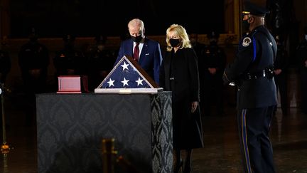 Joe Biden et son épouse Jill Biden rendent hommage à l'agent de police Brian Sicknick,&nbsp;dont la dépouille est exposée au Capitole, le 2 février 2021. (ERIN SCHAFF / AFP)