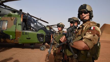 Des soldats fran&ccedil;ais de l'op&eacute;ration Barkhane, le 2 janvier 2015, sur une base fran&ccedil;aise situ&eacute;e &agrave; l'ext&eacute;rieur de Gao (Mali). (DOMINIQUE FAGET / AFP)