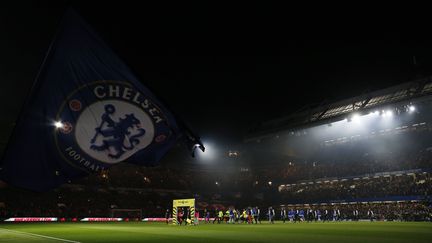 Les joueurs du match Chelsea-Tottenham entrent sur la pelouse de Stamford Bridge, le 26 novembre 2016, à Londres (Royaume-Uni). (REUTERS)