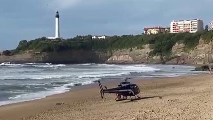 C’est un drame qui a été évité de justesse, samedi 20 août en fin d’après-midi à Biarritz, dans les&nbsp;Pyrénées-Atlantiques, alors que le risque de baïnes était maximal. Un groupe de&nbsp;18&nbsp;baigneurs a été emporté par le courant, nécessitant l’intervention d’un hélicoptère. (FRANCE 3)