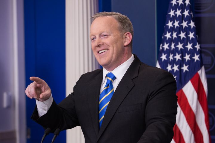 Le porte-parole de la présidence, Sean Spicer, lors d'une conférence de presse à la Maison Blanche, à Washington, mardi 24 janvier 2017. (CHERISS MAY / NURPHOTO / AFP)