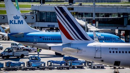 Les avions du groupe KLM-Air France à l'aéroport de Shiphol, aux Pays-Bas. (ROBIN UTRECHT / ANP/EPA)